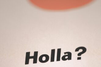 O que significa hola em português?