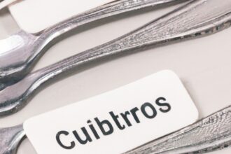 O que significa cubiertos em Espanhol?